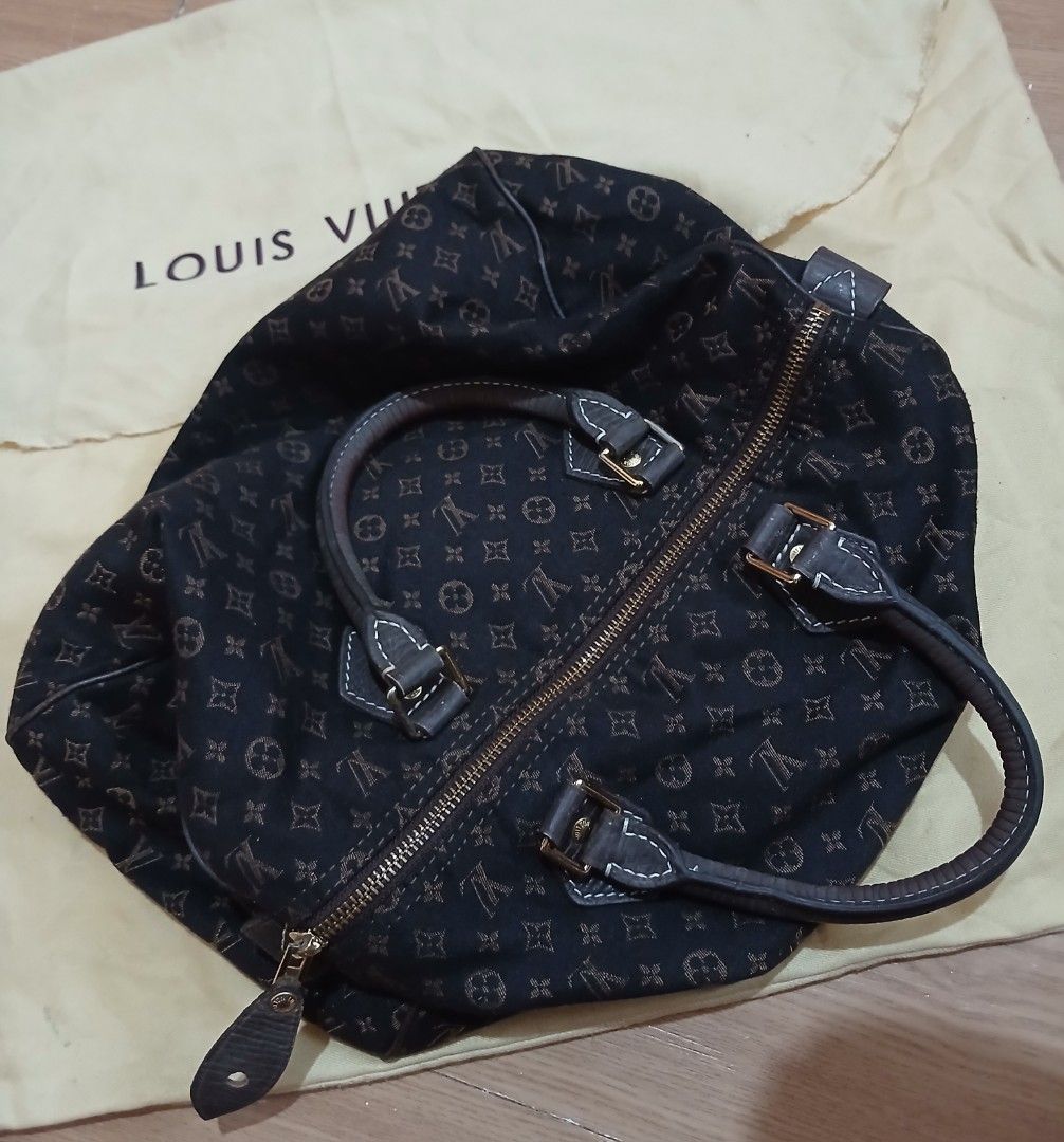 Louis Vuitton Monogram Speedy Bag (Category: Luxury Bags & Wallets) located in Daraga. Submitted by thethriftcity2024 (Listing ID 1464397249, Image 1). Description: - Classic Louis Vuitton Speedy bag - Brown and black monogram pattern - Genuine leather handles and trim - Secure zipper closure with lock and key - Dust bag included - Ideal for everyday use EXCELLENT CONDITION NO ISSUE CODED 3,999+SF THANK YOU.