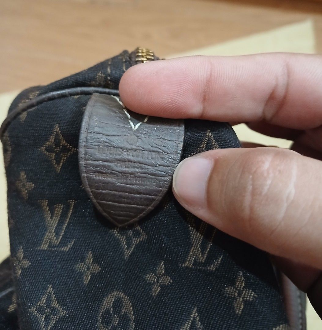 Louis Vuitton Monogram Speedy Bag (Category: Luxury Bags & Wallets) located in Daraga. Submitted by thethriftcity2024 (Listing ID 1464397249, Image 2). Description: - Classic Louis Vuitton Speedy bag - Brown and black monogram pattern - Genuine leather handles and trim - Secure zipper closure with lock and key - Dust bag included - Ideal for everyday use EXCELLENT CONDITION NO ISSUE CODED 3,999+SF THANK YOU.