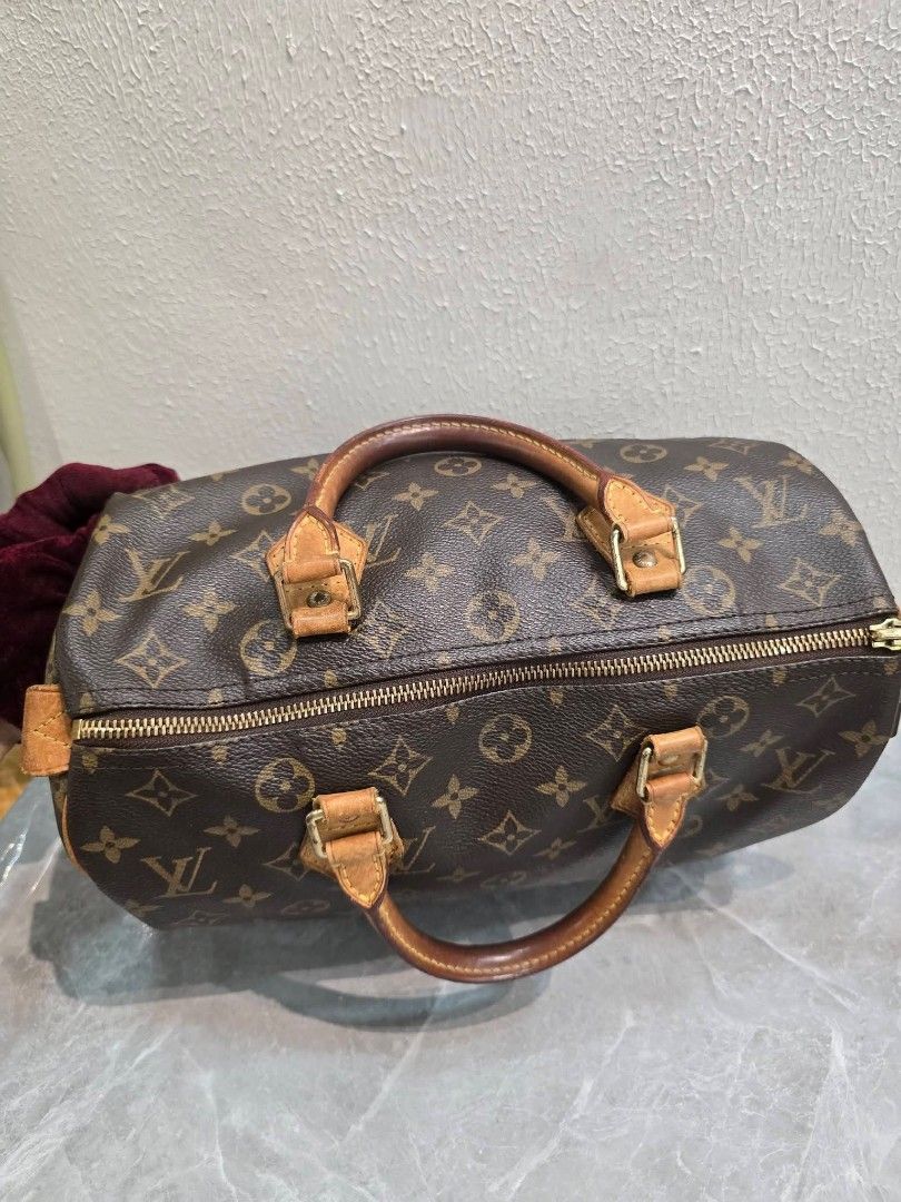 Louis Vuitton Speedy 30 cm (Category: Shoulder Bags) located in Manila. Submitted by ej.collections (Listing ID 1464395626, Image 3). Description: NEGOTIABLE PRICE ALL ITEMS ARE ONHAND 💯 GUARANTEED AUTHENTIC MONEY BACK IF PROVEN FAKE •Size: 30 cm •Condition: Good •Inclusion: Bag only with generic dustbag •Plus shipping fee •Local & international shipment 📍Loc. Davao City.