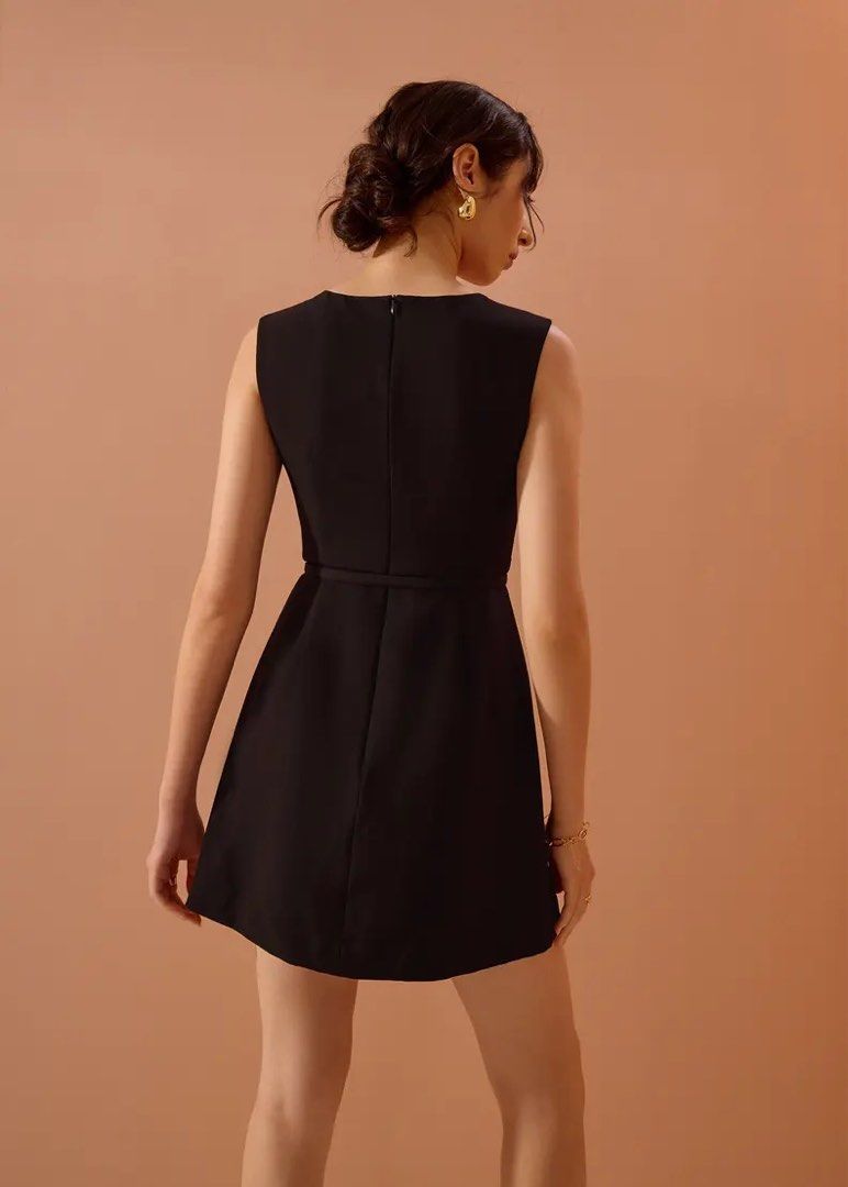 Love Bonito Belted Dress (Category: Dresses) located in Quezon City. Submitted by wanderingpenguin (Listing ID 1464484884, Image 3). Description: Fits true to size Black dress with detachable belt SRP ₱3,190.