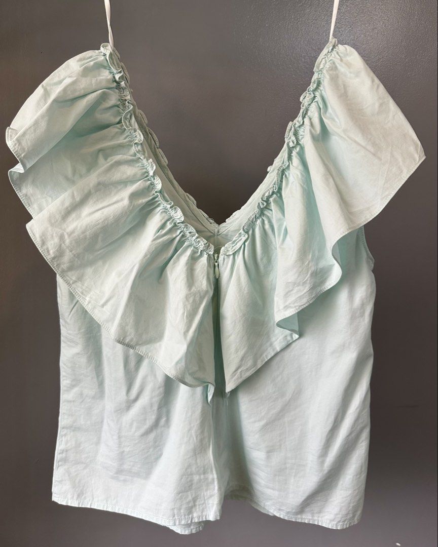 Love Bonito Ruffle V-nexk top (Category: Blouses) located in Quezon City. Submitted by tan__k (Listing ID 1464398008, Image 3). Description: Size LB S / US 4 Style poplin ruffle top color Pale Mint green NO flaws.
