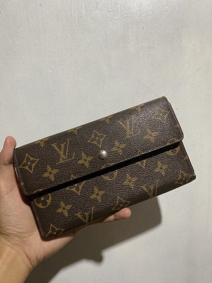 LV MONOGRAM SARAH WALLET (Category: Luxury Bags & Wallets) located in Bacolod City. Submitted by reymart.esogon (Listing ID 1464372019, Image 1). Description: VINTAGE LV MONOGRAM SARAH WALLET signature Monogram canvas foldover top internal card slots gold-tone hardware Condition: GOOD. This previously owned and used item is in good condition with minimal signs of use. This may include fading of material or plating and scratches. This item comes w