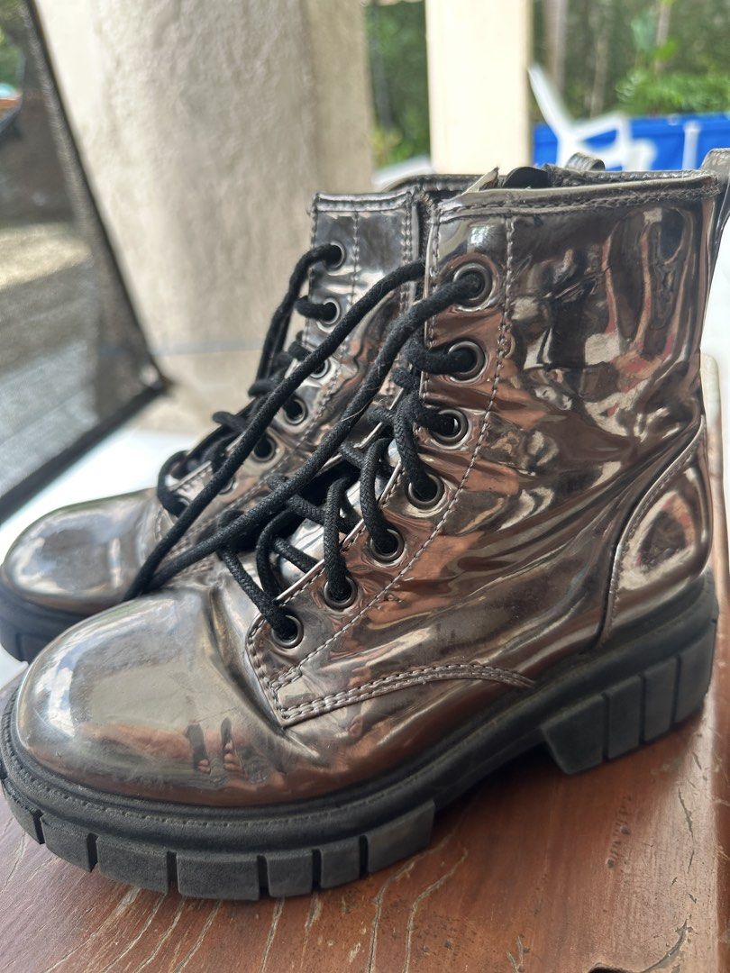 Madden NYC Silver Metallic Combat Boots (Category: Babies & Kids Fashion) located in Leyte. Submitted by handmedownp (Listing ID 1464382009, Image 2). Description: - Madden NYC silver metallic combat boots - Lace-up front with side zipper - Chunky lug sole - Size: 2 US / 33.5 EUR - Adds an edgy touch to outfits Super nice when worn! .