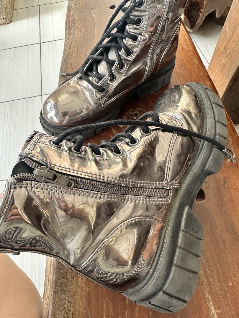 Madden NYC Silver Metallic Combat Boots (Category: Babies & Kids Fashion) located in Leyte. Submitted by handmedownp (Listing ID 1464382009, Image 3). Description: - Madden NYC silver metallic combat boots - Lace-up front with side zipper - Chunky lug sole - Size: 2 US / 33.5 EUR - Adds an edgy touch to outfits Super nice when worn! .