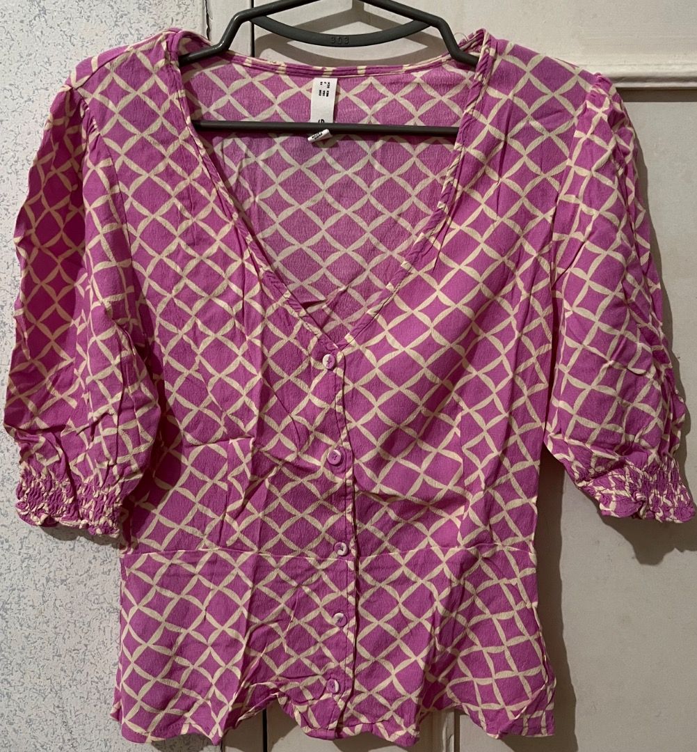MANGO Pink Blouse (Category: Blouses) located in Cavite. Submitted by classicsale (Listing ID 1464407253, Image 1). Description: Mango Pink Blouse Size: XS Price: Php 299 + Shipping fee Payment: Gcash / Maya Shipping: LBC / Grab Express / J&T (dm for more options or details) DM FOR MORE INFO.