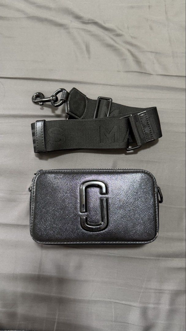 Marc Jacobs Snapshot Camera Bag Black (Category: Luxury Bags & Wallets) located in Imus. Submitted by ann.declutters22 (Listing ID 1464404890, Image 2). Description: - Authentic Black Marc Jacobs Snapshot camera bag - Made from textured leather - Comes with an adjustable and detachable crossbody strap with logo lettering - Features the iconic double J logo hardware on the front - Secure zipper closure - Ideal for everyday wear Rfs: i dont really 
