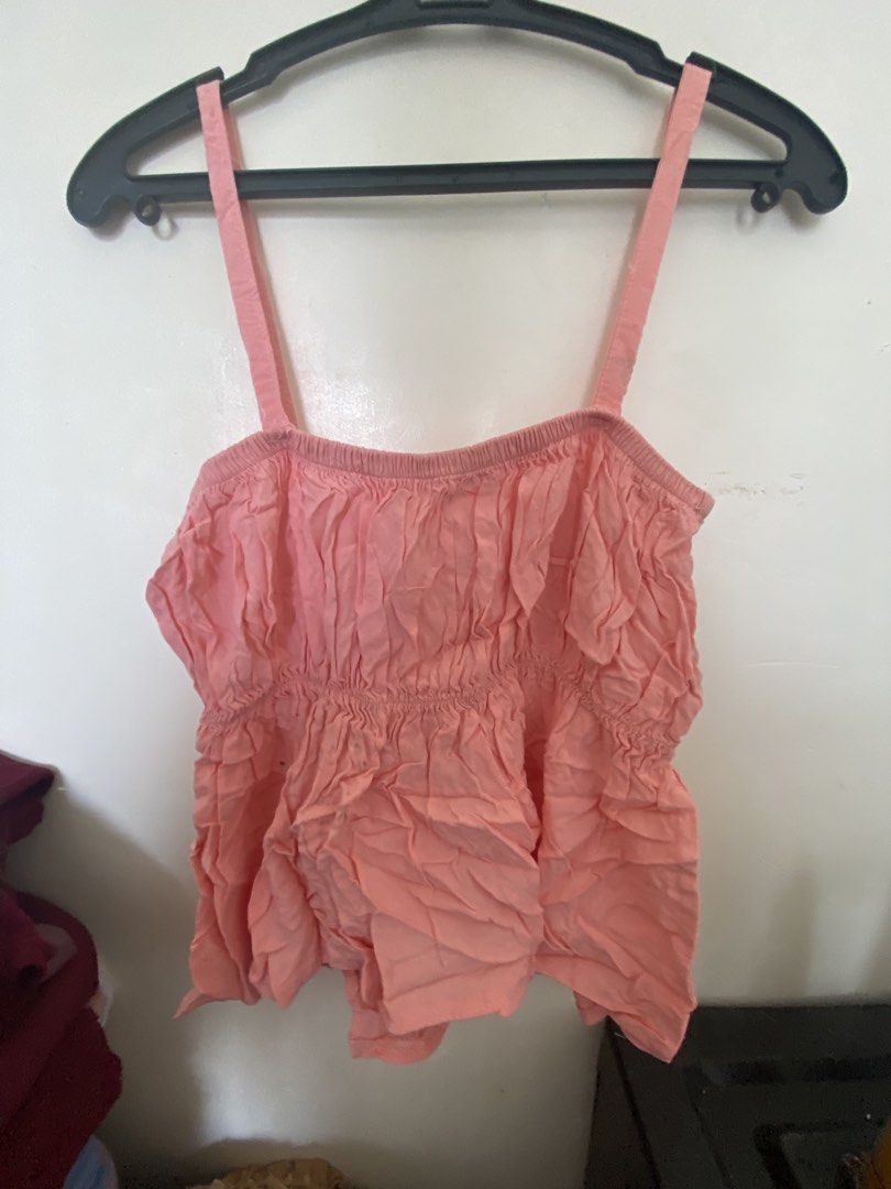 Maroon V-neck T-shirt (Category: Shirts) located in Cavite. Submitted by goldenbear.3e82a9 (Listing ID 1464403901, Image 3). Description: .