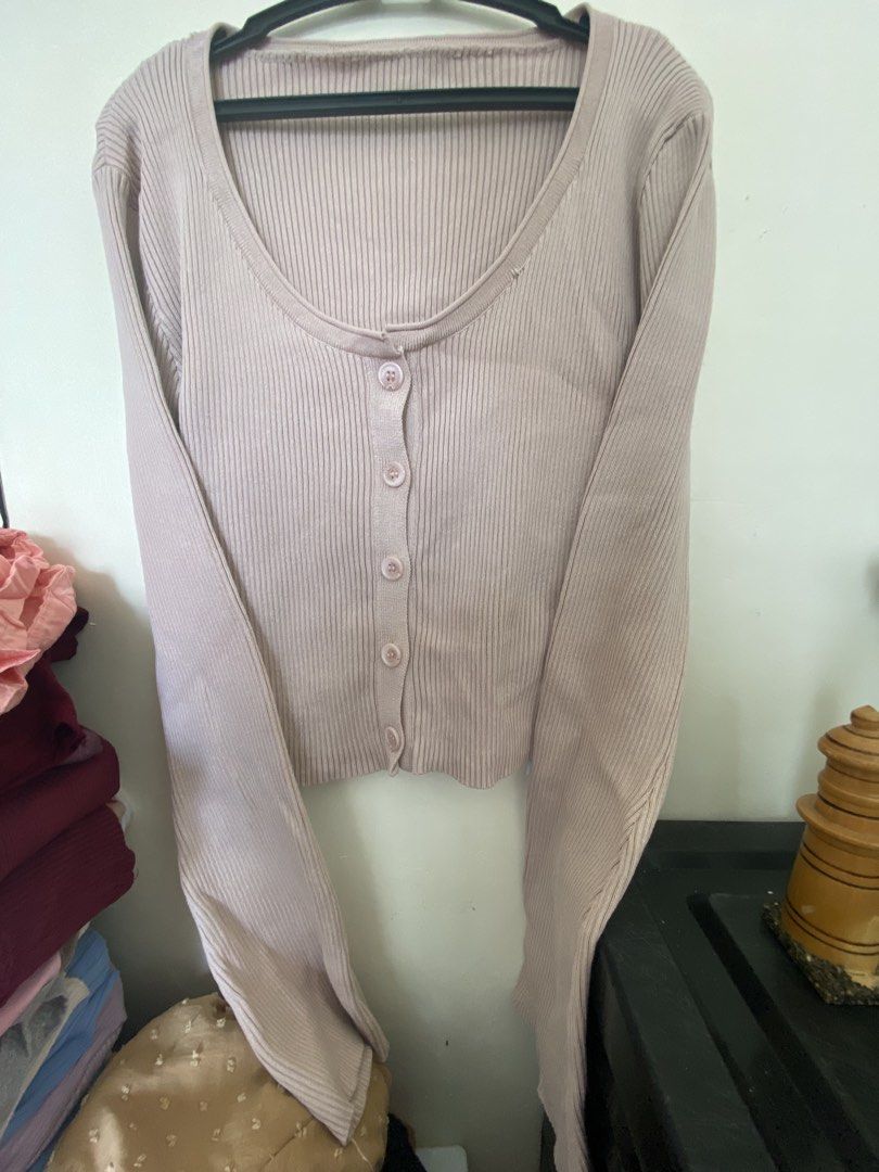 Maroon V-neck T-shirt (Category: Shirts) located in Cavite. Submitted by goldenbear.3e82a9 (Listing ID 1464403901, Image 1). Description: .