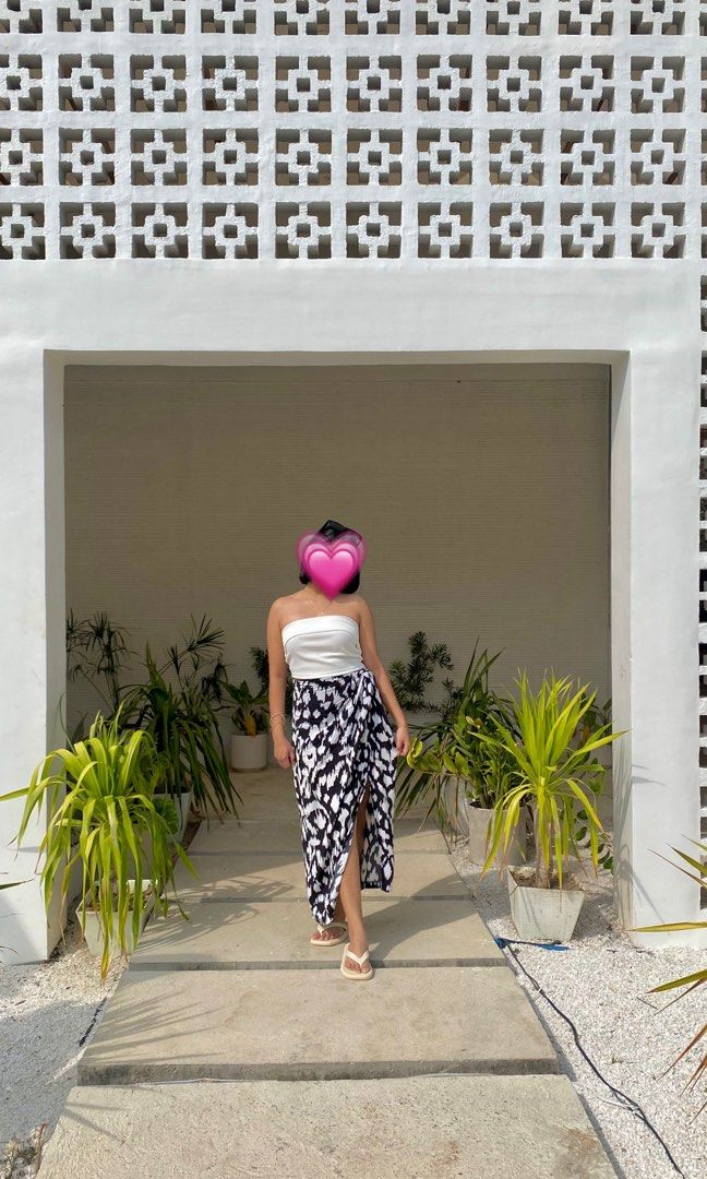 Maxi skirt black and white (Category: Skirts) located in San Fernando. Submitted by lovedbylove__ (Listing ID 1464528017, Image 1). Description: Black and white maxi skirt animal print Worn once Can fit 25-27 waistline Super nice when worn.