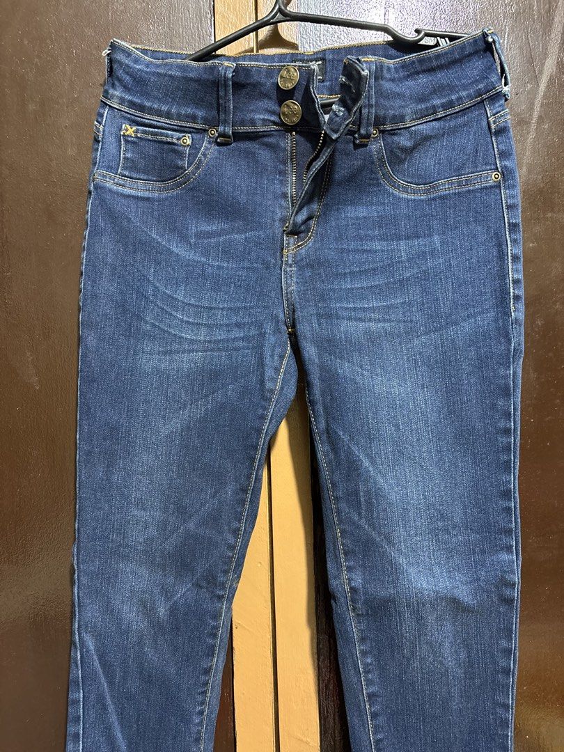 Men's Lee Pants (Category: Jeans) located in Quezon City. Submitted by den.declutters (Listing ID 1464519313, Image 1). Description: Fits 30 waist line.
