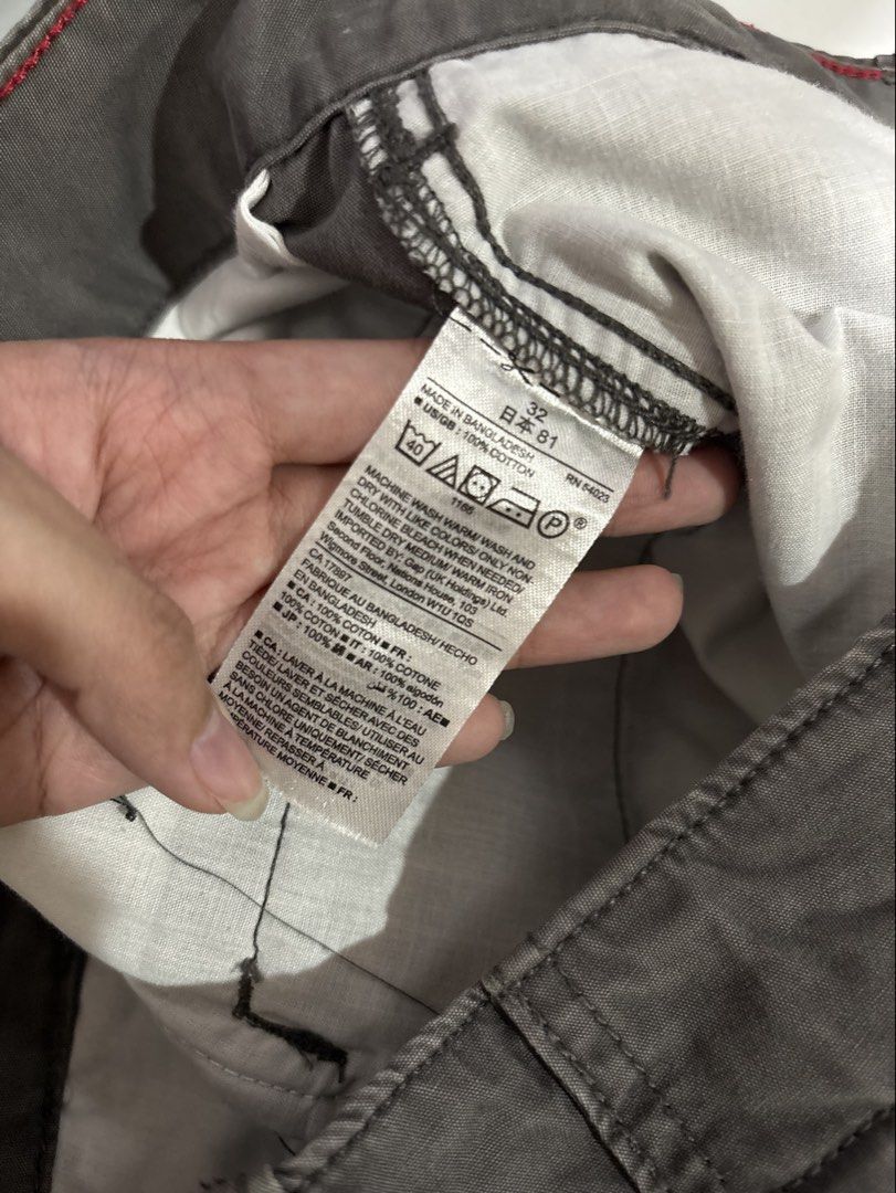 Men's Shorts (Category: Shorts) located in Quezon City. Submitted by den.declutters (Listing ID 1464518951, Image 2). Description: Fits size 32.