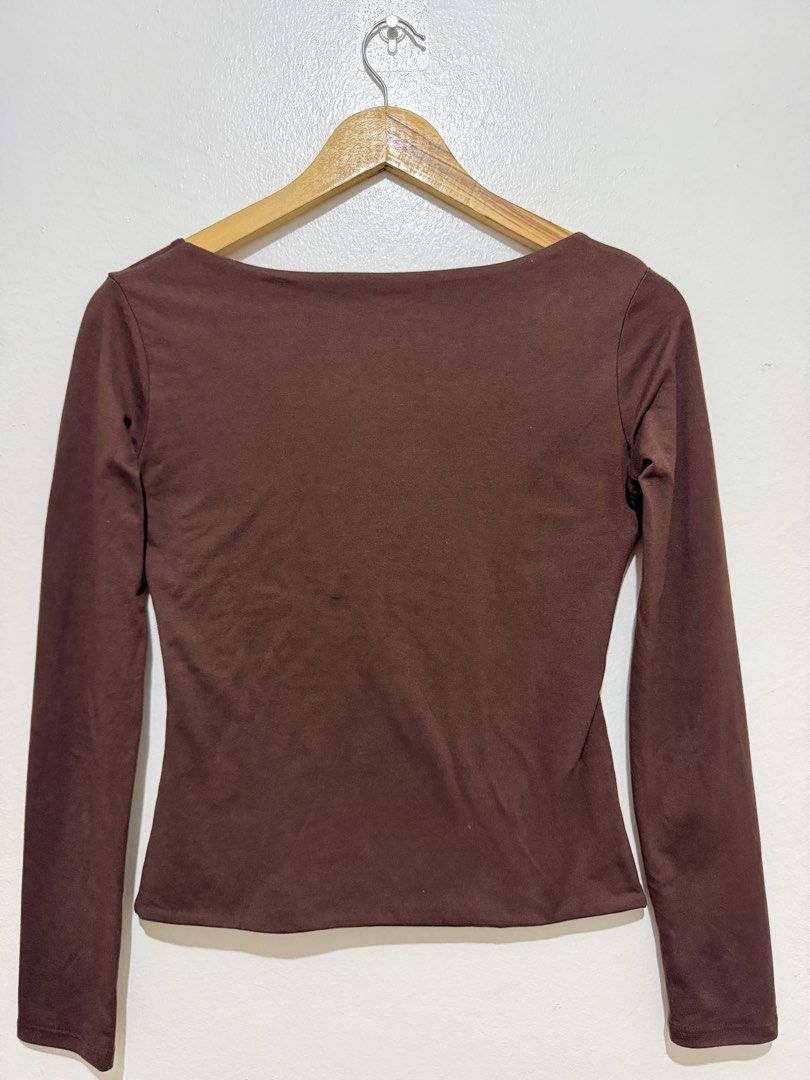 Mera Double Lining Long Sleeve Scoop Neck Top - Brown (Category: Longsleeves) located in Caloocan City. Submitted by ashpreloves (Listing ID 1464380795, Image 3). Description: - Brown long-sleeved top - Square neckline - Soft and stretchy material - Versatile for layering or solo wear - Snug, form-fitting style.