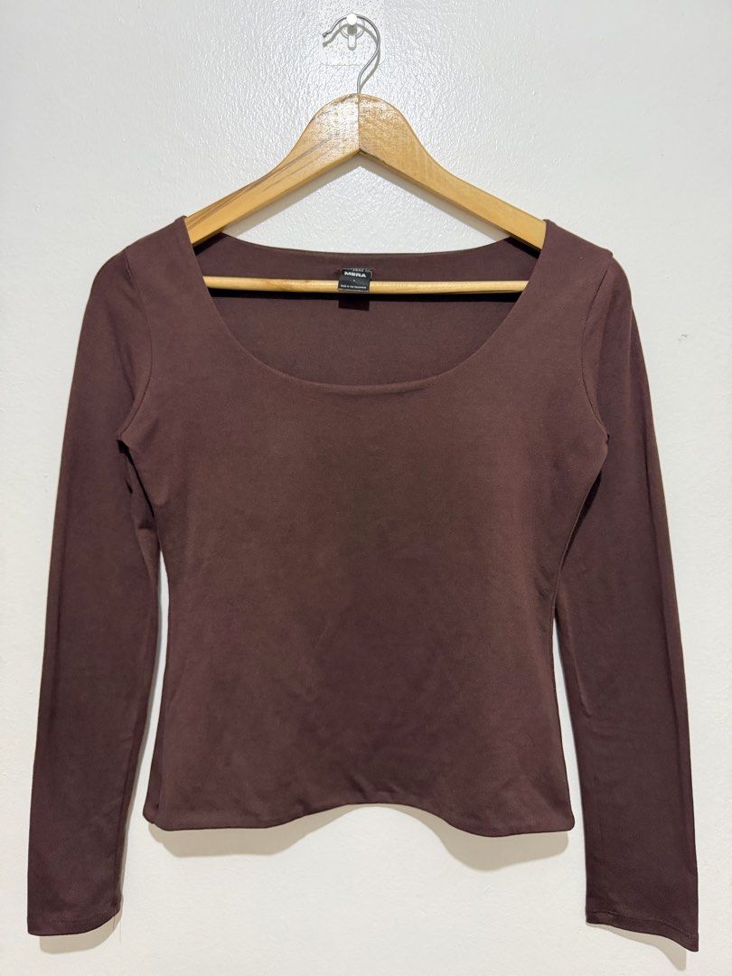 Mera Double Lining Long Sleeve Scoop Neck Top - Brown (Category: Longsleeves) located in Caloocan City. Submitted by ashpreloves (Listing ID 1464380795, Image 1). Description: - Brown long-sleeved top - Square neckline - Soft and stretchy material - Versatile for layering or solo wear - Snug, form-fitting style.
