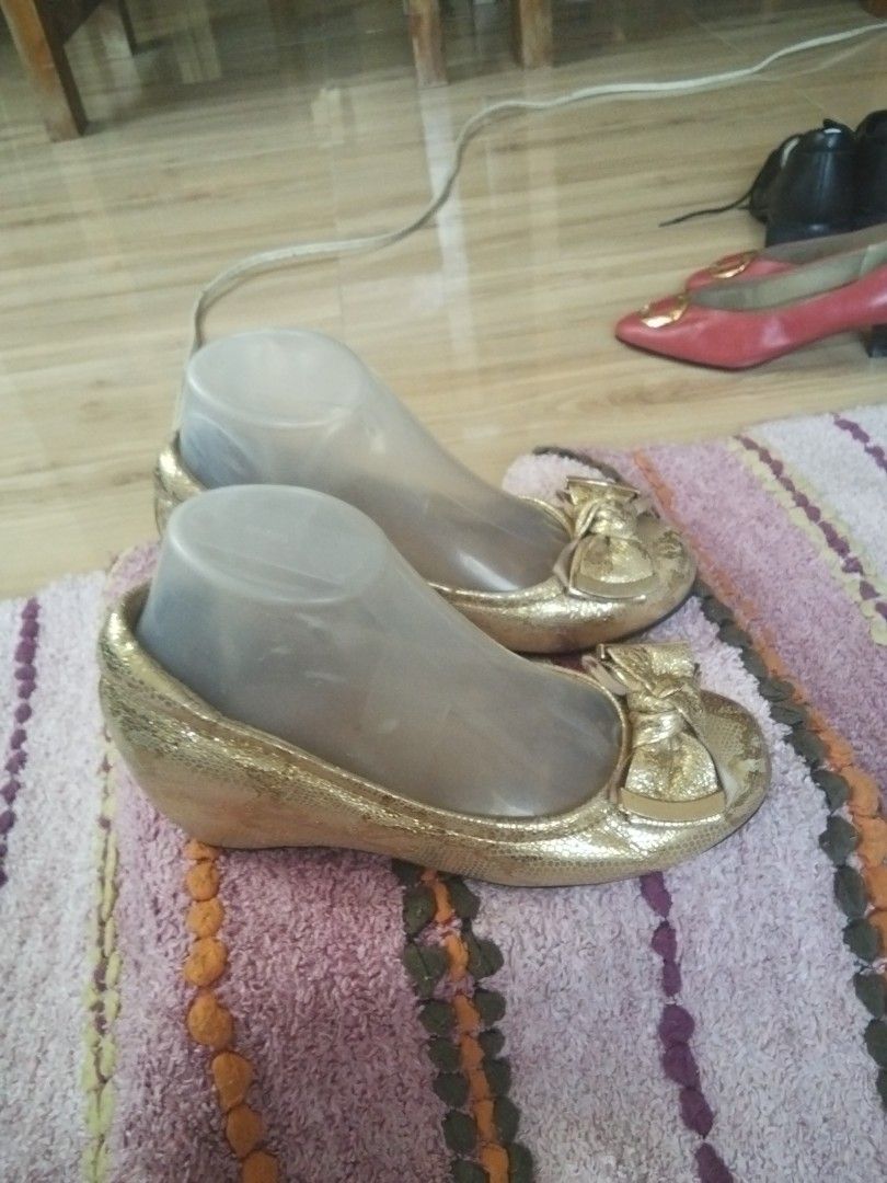 Metallic gold heeled shoes (Category: Heels) located in Calasiao. Submitted by alluringvenus.thriftshop (Listing ID 1464414597, Image 2). Description: very good condition Brand name is not seen any more.