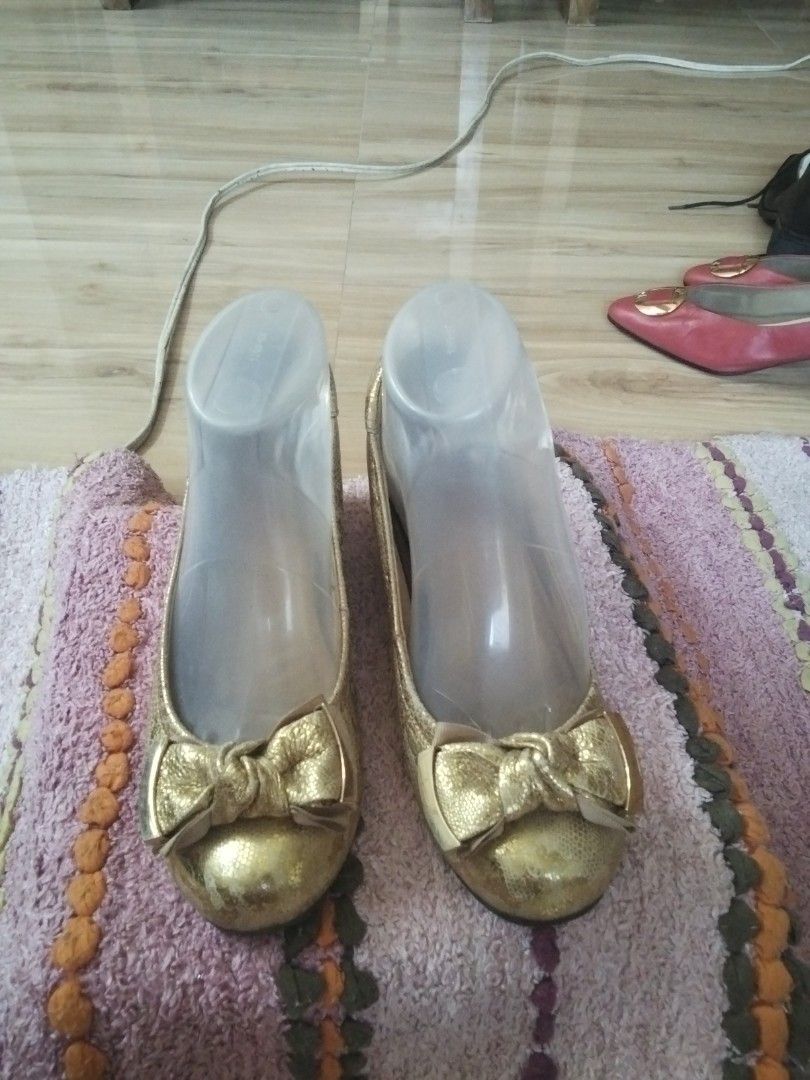 Metallic gold heeled shoes (Category: Heels) located in Calasiao. Submitted by alluringvenus.thriftshop (Listing ID 1464414597, Image 1). Description: very good condition Brand name is not seen any more.