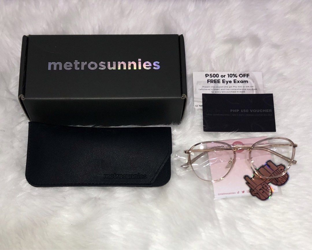 MetroSunnies Eyeglasses Frame (Lisa Specs) (Category: Sunglasses & Eyewear) located in Lipa City. Submitted by cartbypatr (Listing ID 1464534695, Image 1). Description: Frame Model: Lisa Color: Gold (Removable ‘yung clear rim) • Never been used • Non-graded replaceable lenses • Unused vouchers RFS: Hindi bumagay sa face shape .