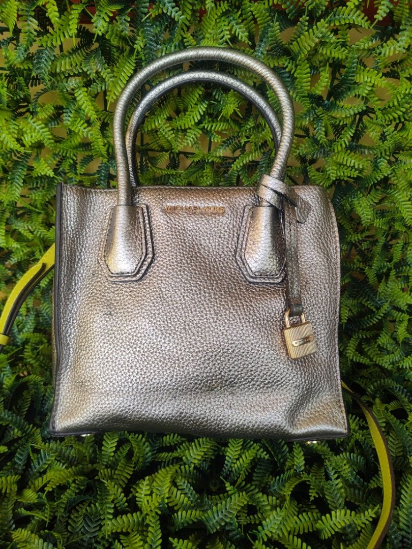 Michael Kors (Category: Shoulder Bags) located in Davao. Submitted by asherbenedict24 (Listing ID 1464482779, Image 3). Description: From Korea box. Preloved L - 7.0 W - 8.5 Original sling from Coach bag.