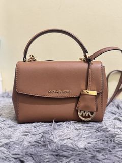 (Category: ) located in . Submitted by bagsbyann (Listing ID 1464361545, Image 1). Description: .