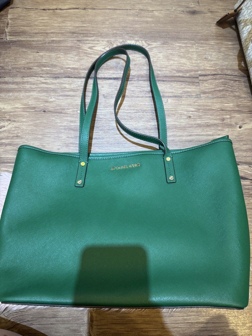 Michael Kors Green Leather Tote Bag (Category: Tote Bags) located in Dasmarinas. Submitted by rinz0man (Listing ID 1464403171, Image 1). Description: - Genuine Michael Kors tote bag in a stylish green hue. - Crafted from durable saffiano leather. - Elegant gold-tone hardware accents. - Interior includes a secure zip pocket and multiple slip pockets for organization. - Spacious design, ideal for carrying daily essentials. - Versatile for both prof