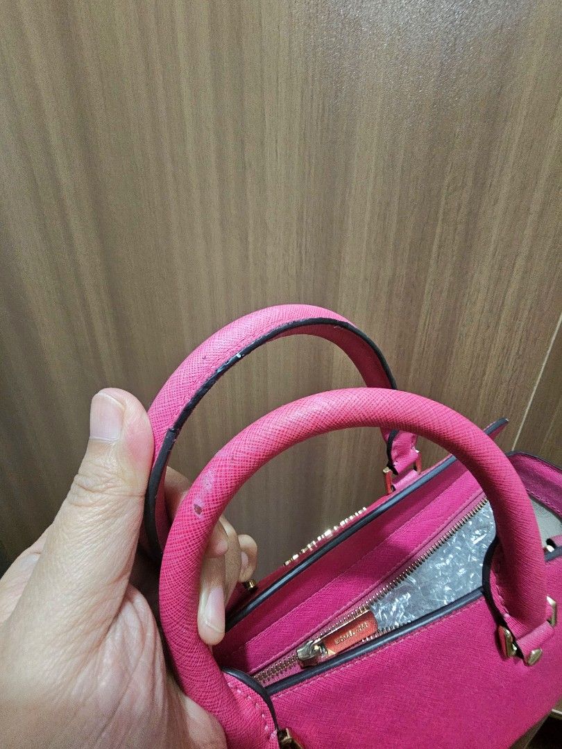 Michael Kors Pink Selma 2way bag (Category: Shoulder Bags) located in Manila. Submitted by shopaholicmimi (Listing ID 1464478500, Image 3). Description: preloved and in good condition rare, not legacy, vintage, coach, ergo, laurel, carly, zoe, soho, y2k.