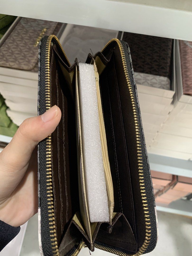 Michael Kors wallet (Category: Luxury Bags & Wallets) located in Manila. Submitted by dejpal (Listing ID 1464519172, Image 2). Description: 💗 Michael Kors Wallet — ₱299 only! 💗 ✨ Michael Kors Long Wallet 💰 ₱299 only! 🏷️ Made in Italy 🆕 Brand New / Never Used ✅ No issue ✨ Spacious & stylish — perfect for everyday use! 💳 Multiple card slots + compartments 🎀 Available in Black, Pink & Nude/Pink .