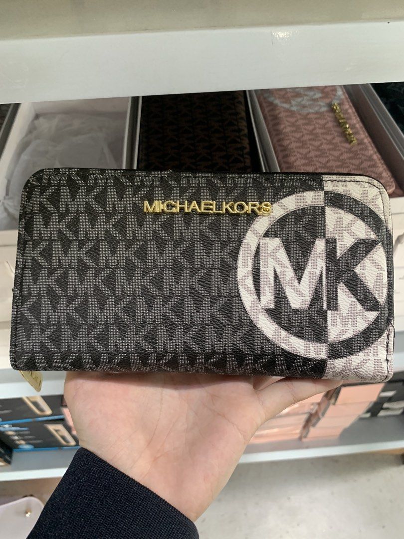 Michael Kors wallet (Category: Luxury Bags & Wallets) located in Manila. Submitted by dejpal (Listing ID 1464519172, Image 1). Description: 💗 Michael Kors Wallet — ₱299 only! 💗 ✨ Michael Kors Long Wallet 💰 ₱299 only! 🏷️ Made in Italy 🆕 Brand New / Never Used ✅ No issue ✨ Spacious & stylish — perfect for everyday use! 💳 Multiple card slots + compartments 🎀 Available in Black, Pink & Nude/Pink .