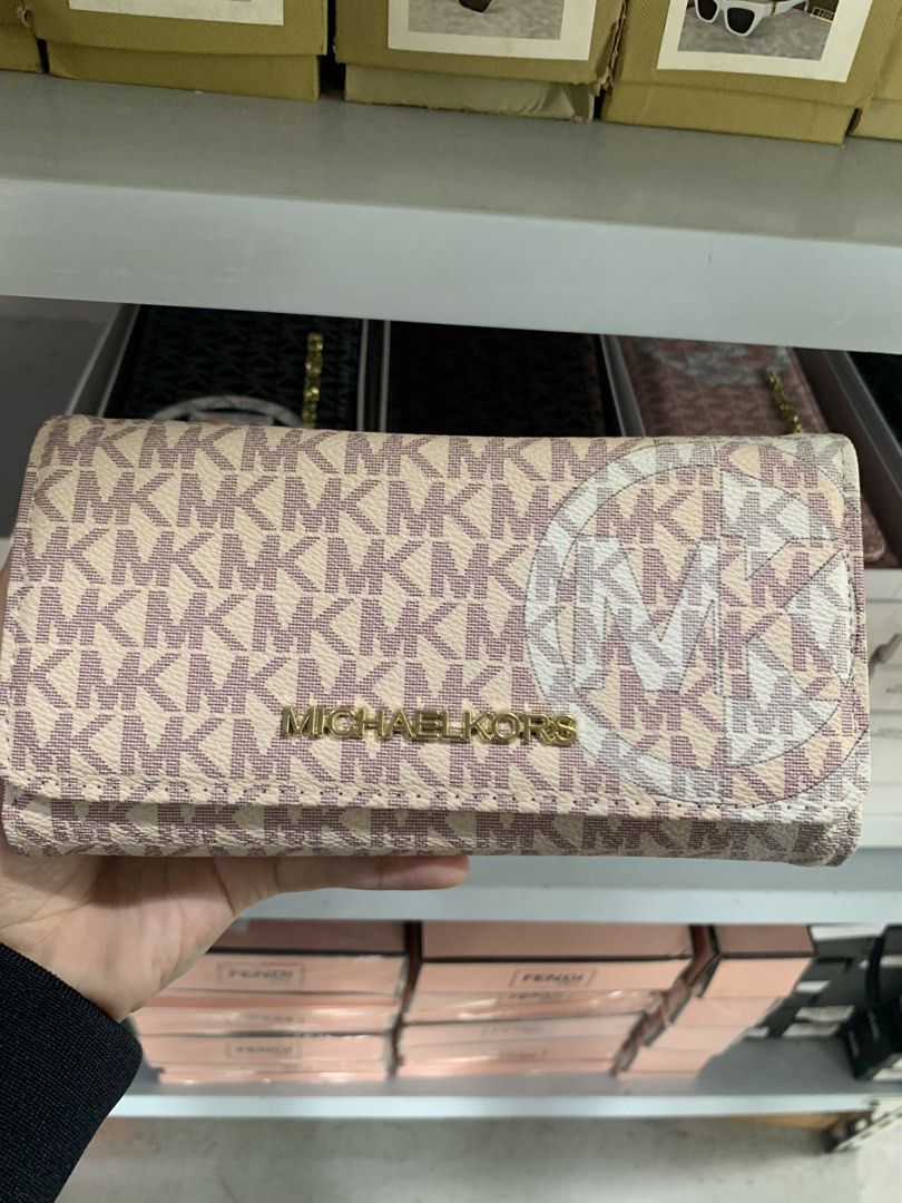 Michael Kors wallet (Category: Luxury Bags & Wallets) located in Manila. Submitted by dejpal (Listing ID 1464519172, Image 3). Description: 💗 Michael Kors Wallet — ₱299 only! 💗 ✨ Michael Kors Long Wallet 💰 ₱299 only! 🏷️ Made in Italy 🆕 Brand New / Never Used ✅ No issue ✨ Spacious & stylish — perfect for everyday use! 💳 Multiple card slots + compartments 🎀 Available in Black, Pink & Nude/Pink .
