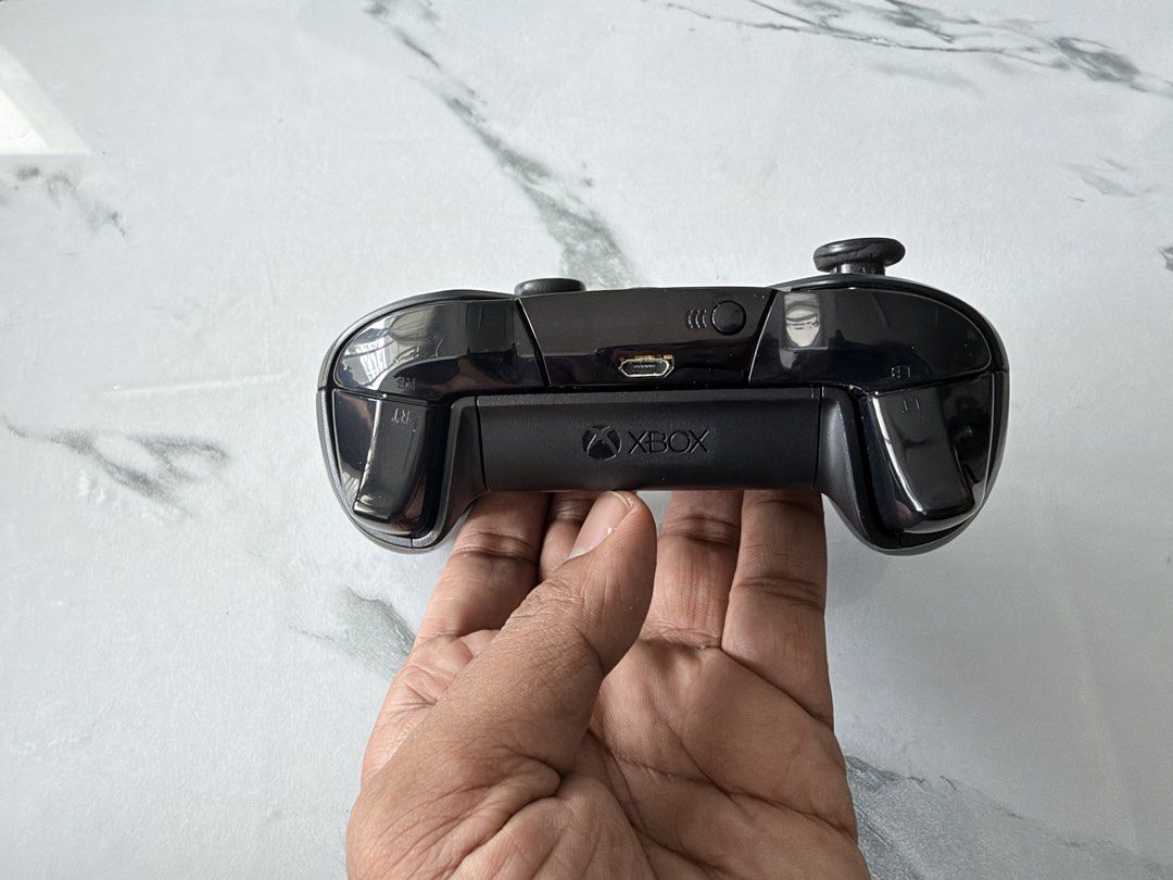 Microsoft Xbox Wireless Controller (Category: Controllers) located in Kuala Lumpur. Submitted by julian_balogh (Listing ID 1464502764, Image 3). Description: Microsoft Xbox Wireless Controller Tested and functioning well No issues noted What you see is what you get No accessories included.