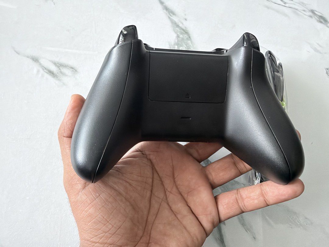 Microsoft Xbox Wireless Controller (Category: Controllers) located in Kuala Lumpur. Submitted by julian_balogh (Listing ID 1464503203, Image 3). Description: Microsoft Xbox Wireless Controller Remains in very good condition Functions perfectly Includes the controller and original cable..