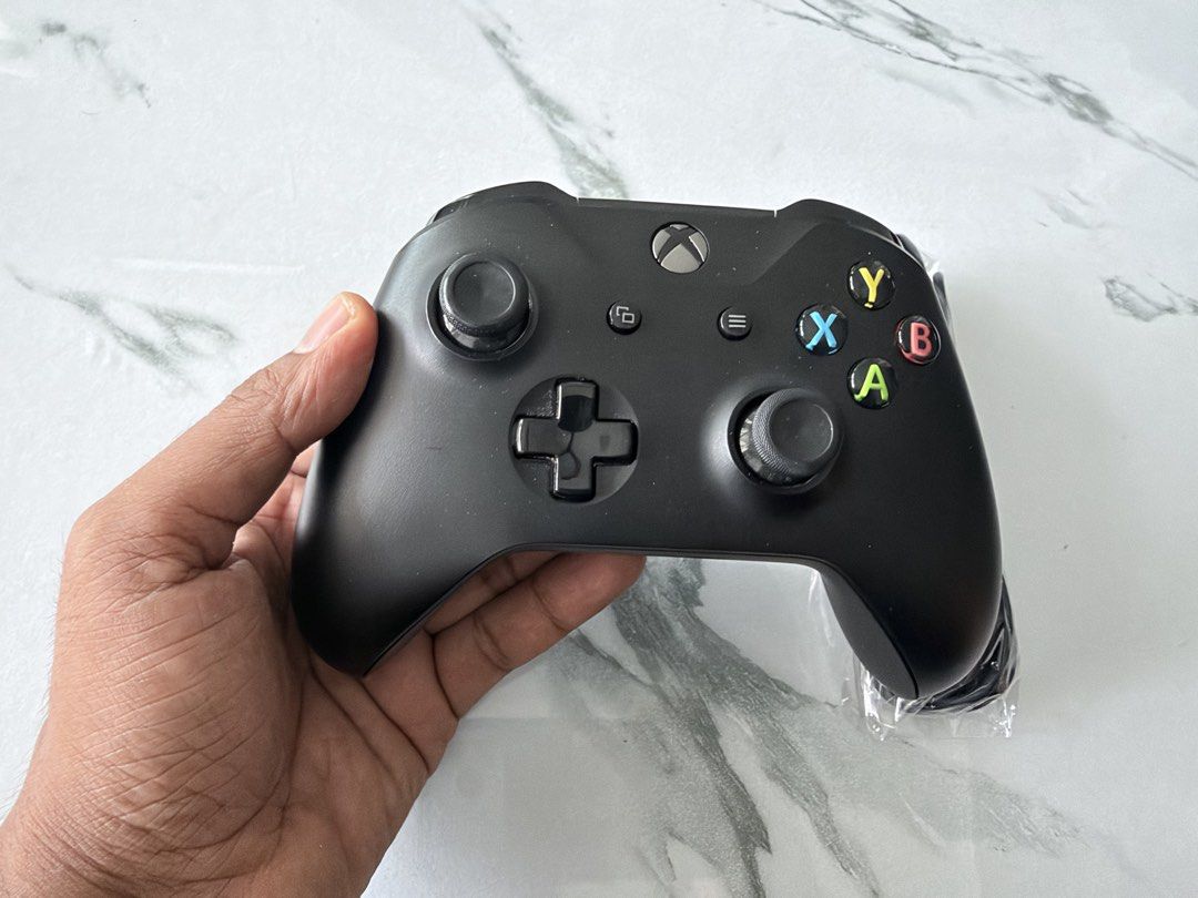 Microsoft Xbox Wireless Controller (Category: Controllers) located in Kuala Lumpur. Submitted by julian_balogh (Listing ID 1464503203, Image 2). Description: Microsoft Xbox Wireless Controller Remains in very good condition Functions perfectly Includes the controller and original cable..