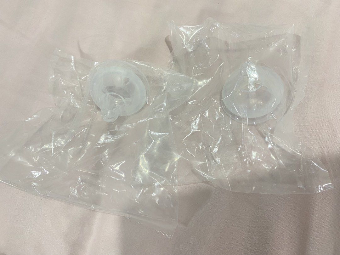 Milk Bottle and Storage (Category: Breastfeeding & Bottle Feeding) located in Quezon City. Submitted by j_prelovedstuffs (Listing ID 1464508108, Image 3). Description: Free items when you buy the electric pump or any items minimum 500.