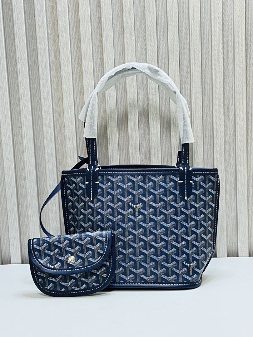 Mini Elegant Tote Bag (Category: Tote Bags) located in Manila. Submitted by iconic.bag (Listing ID 1464389462, Image 2). Description: .