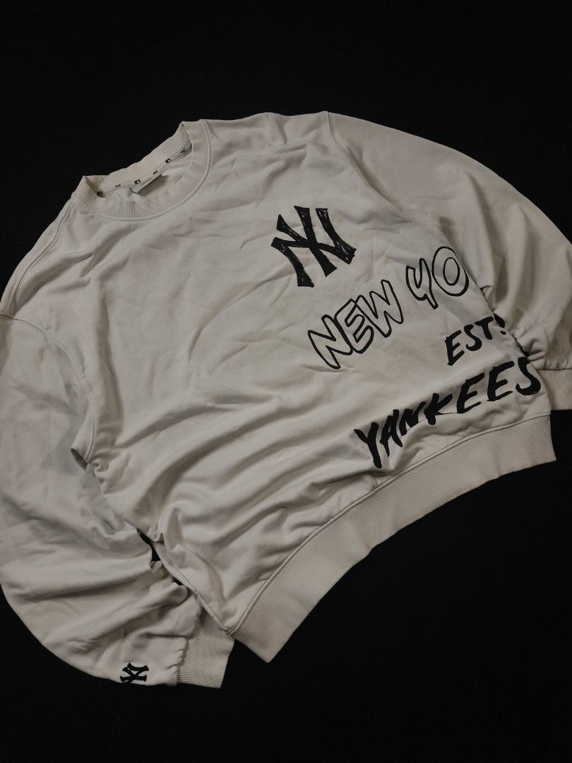 MLB New York Yankees Street ArtWork (Category: Coats, Jackets and Outerwear) located in San Fernando. Submitted by retro_d (Listing ID 1464547506, Image 1). Description: - MLB New York Yankees Street ArtWork - Size: Medium on tag (W24/L27.5) - Condition: Excellent - Color Rate: 9/10 - No Issue: Need Wash.
