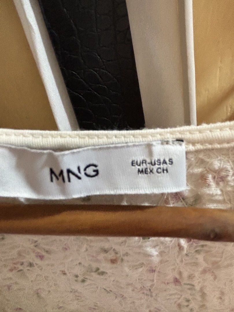 MNG White Floral Textured Cropped Top (Category: Sleeveless) located in Manila. Submitted by haydee008 (Listing ID 1464391972, Image 3). Description: MNG White Floral Textured Cropped Top. Size Small.