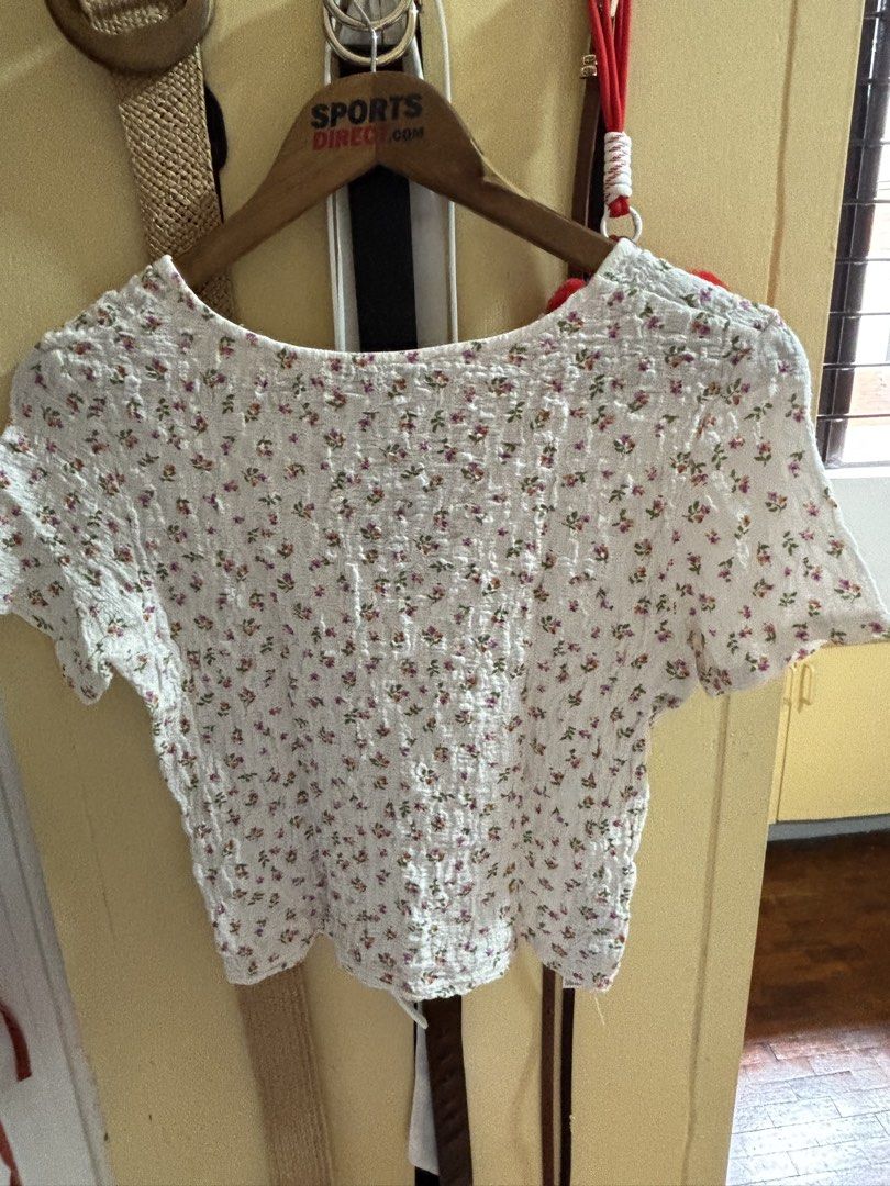 MNG White Floral Textured Cropped Top (Category: Sleeveless) located in Manila. Submitted by haydee008 (Listing ID 1464391972, Image 2). Description: MNG White Floral Textured Cropped Top. Size Small.
