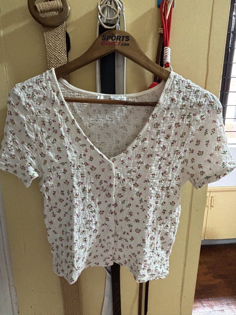 MNG White Floral Textured Cropped Top (Category: Sleeveless) located in Manila. Submitted by haydee008 (Listing ID 1464391972, Image 1). Description: MNG White Floral Textured Cropped Top. Size Small.
