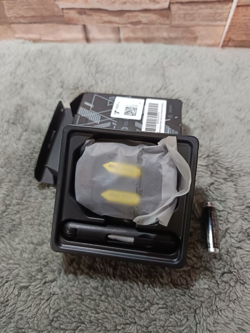 MOBOSI Carbon Fiber AirPods Pro2 Case (Category: Cases & Sleeves) located in Baguio. Submitted by cracklin.aniue26 (Listing ID 1464503151, Image 3). Description: - MOBOsi Carbon Fiber Case for AirPods Pro - Color: Black with yellow accents - Protects against drops and scratches - Includes a carabiner for easy attachment - Comes in original packaging Location: Baguio City MOD: J&T MOP: Gcash SF shouldered by buyer PM for more details and inquiries