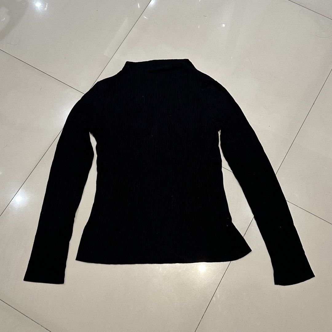 Mock Neck Long Sleeve Top (Category: Longsleeves) located in Manila. Submitted by filoved__ (Listing ID 1464439830, Image 3). Description: - Overruns bought from Surplus - Comes in Black and Gray (can be bought individually) - Size M - Very high quality!! No flaws + not restricting + presko fit - Ribbed texture, great for layering or wearing alone - Last photo is not an exact pic of the product but a sample of what it looks like when worn :).