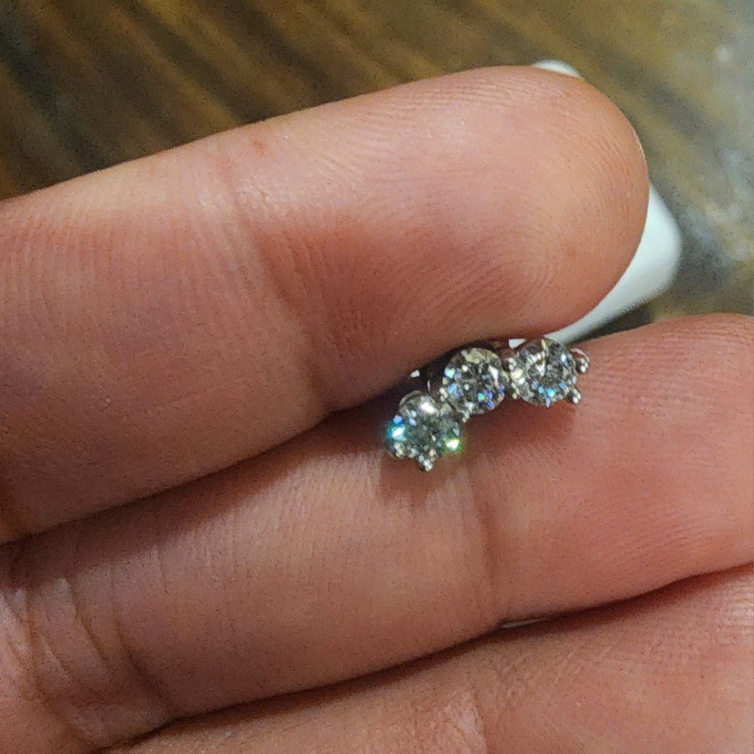 moissanite crawler earrings (Category: Earrings) located in Manila. Submitted by chrinathalie (Listing ID 1464553292, Image 2). Description: moissanite rhodium plated in whitegold ITEM IS NOT PAWNABLE.