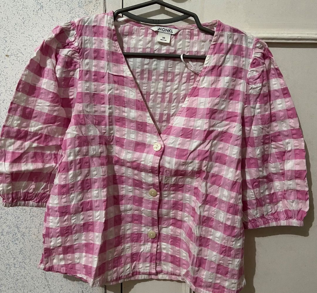 MONKI Pink Blouse (Category: Blouses) located in Cavite. Submitted by classicsale (Listing ID 1464408017, Image 1). Description: MONKI Pink Blouse Size: XS Price: Php 299 + Shipping fee Payment: Gcash / Maya Shipping: LBC / Grab Express / J&T (dm for more options or details) DM FOR MORE INFO.