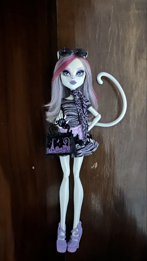 MONSTER HIGH CATRINE DEMEW FT! (Read disc) (Category: Figurines & Statues) located in Manila. Submitted by true.dollies (Listing ID 1464459036, Image 3). Description: ‼️PLEASE HAVE AN OFFER ALREADY BEFORE CHATTING ME I DONT LIKE PICKING 😭‼️ Trading (only) for monster high dolls! LF: Complete mh doll/s (still depends on the doll/s) STAND IS NOT INCLUDED!! Flaws: Missing her diary, stand, and her paint brushes i think huhu Slight yellowing forehea