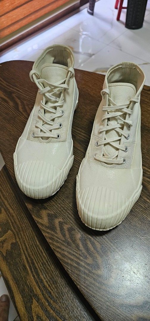 Moonstar All Weather (Category: Sneakers) located in Navotas City. Submitted by walburst (Listing ID 1464392974, Image 1). Description: Moonstar x Stussy All weather vulcanized shoe High top Made in Japan White Size Us8 mens / 26cm Excellent condition *signs of usage * light yellowing.