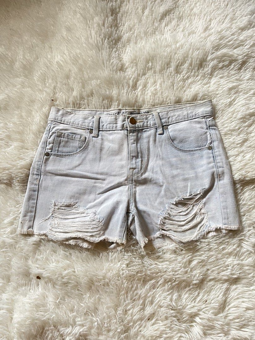 Mossimo Boyfriend Midi Distressed Denim Shorts (Category: Shorts) located in Valenzuela. Submitted by lovepatt (Listing ID 1464429224, Image 1). Description: - Brand: Mossimo - Style: Light wash denim boyfriend shorts - Cut: Midi length - Details: Distressed front, frayed hem - Material: 100% Cotton - Measurements: Waist approx. 32 inches, Inseam approx. 4 inches - Occasion: Great for casual wear.