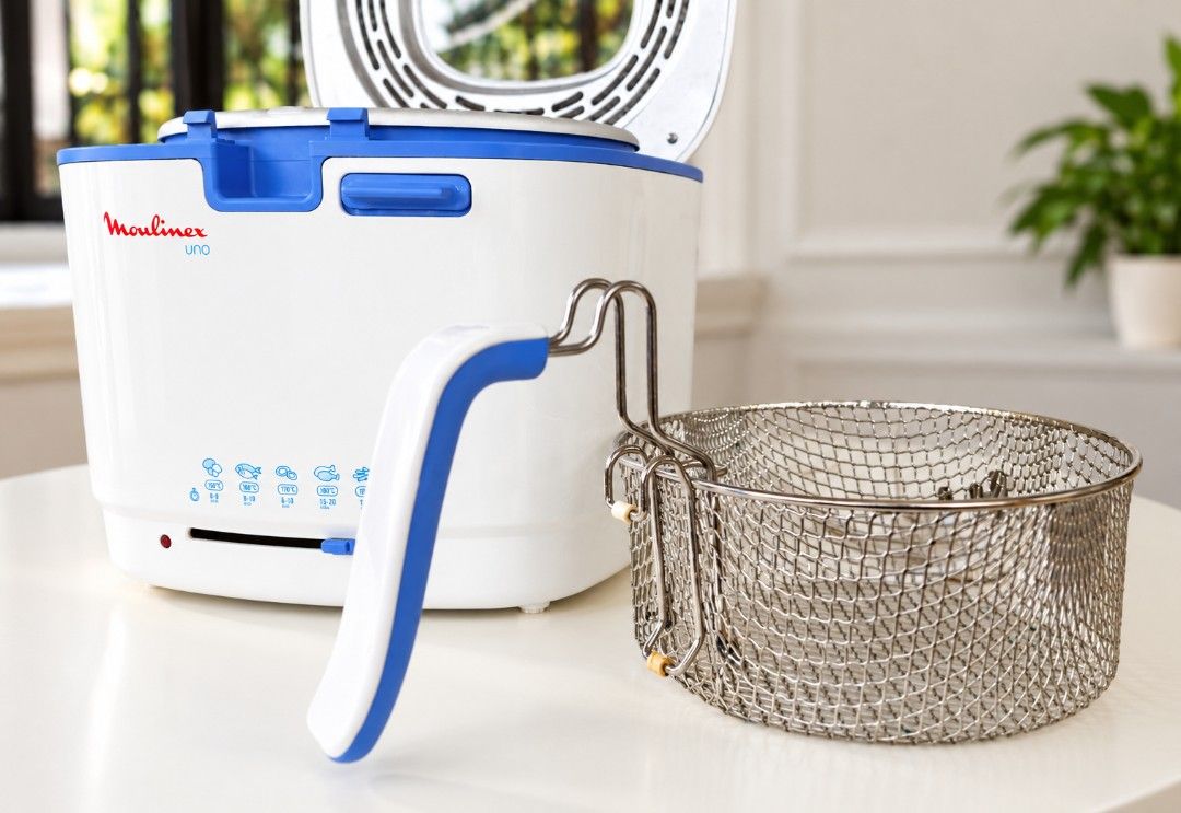 Moulinex Uno Deep Fryer with Basket (Category: Fryers) located in Manila. Submitted by jurishjoyb (Listing ID 1464444632, Image 2). Description: 🍟 𝗙𝗢𝗥 𝗦𝗔𝗟𝗘: 𝘔𝘰𝘶𝘭𝘪𝘯𝘦𝘹 𝘜𝘯𝘰 𝘌𝘭𝘦𝘤𝘵𝘳𝘪𝘤 𝘋𝘦𝘦𝘱 𝘍𝘳𝘺𝘦𝘳 ✨ 𝗣𝗥𝗜𝗖𝗘: ₱5,800 Selling my Moulinex Uno Electric Deep Fryer, bought internationally and used only around 3 times. It is in perfect condition and very well maintained. 🔹 Capacity: 1.8L oil / up to 1kg of food — good for