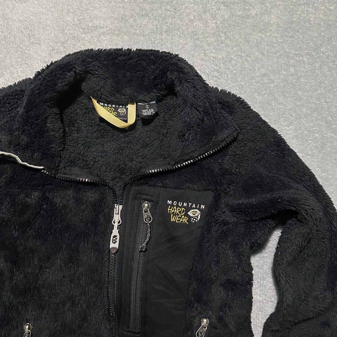 Mountain Hardwear Black Fleece Jacket (Category: Coats, Jackets and Outerwear) located in Villaverde. Submitted by bakatzy_secondhand_garments (Listing ID 1464437482, Image 3). Description: - Brand: Mountain Hardwear - Type: Black Fleece Jacket - Features: Full zip, multiple zippered pockets - Material: Soft and warm fleece - Ideal for: Outdoor activities or casual wear - Zippers: YKK.