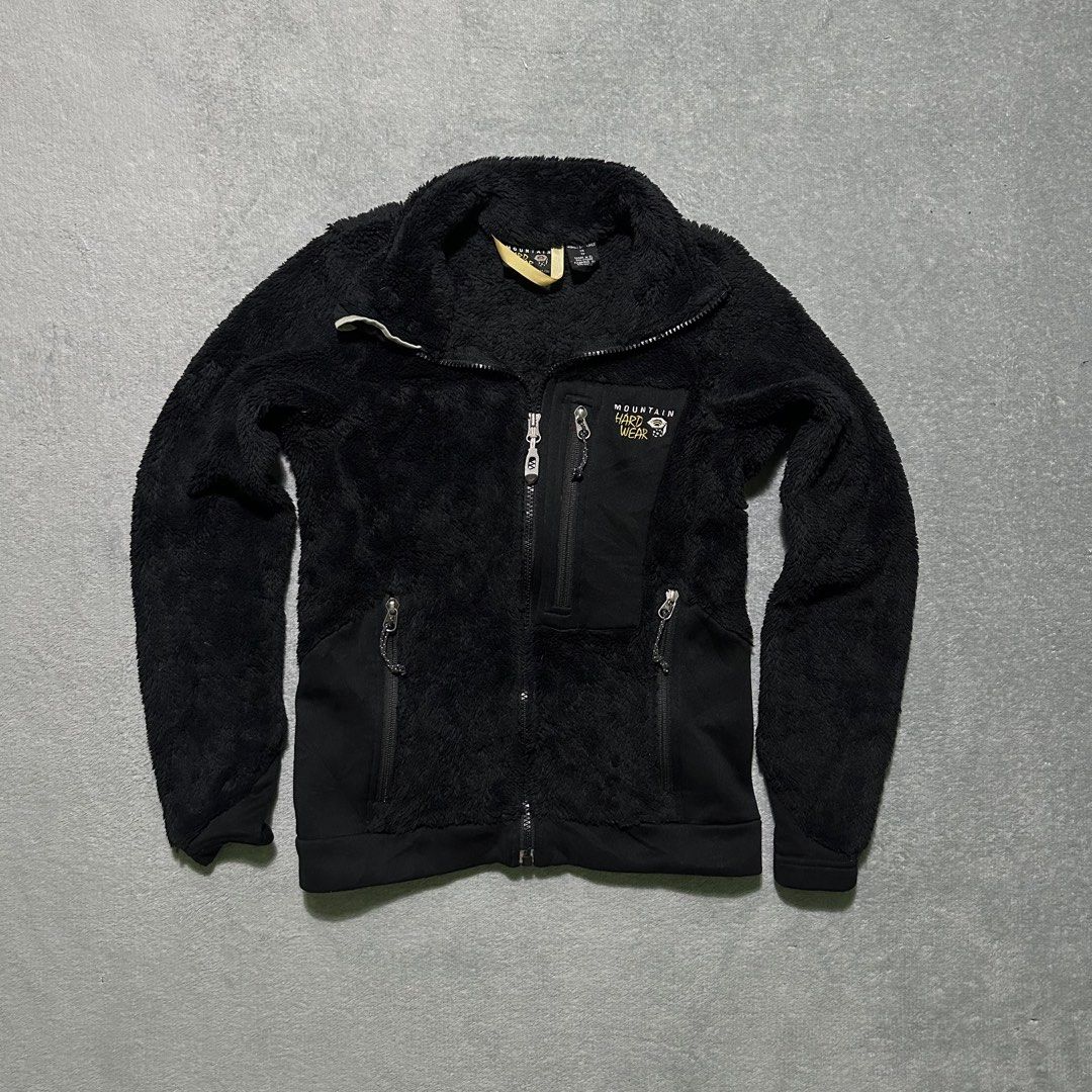 Mountain Hardwear Black Fleece Jacket (Category: Coats, Jackets and Outerwear) located in Villaverde. Submitted by bakatzy_secondhand_garments (Listing ID 1464437482, Image 1). Description: - Brand: Mountain Hardwear - Type: Black Fleece Jacket - Features: Full zip, multiple zippered pockets - Material: Soft and warm fleece - Ideal for: Outdoor activities or casual wear - Zippers: YKK.