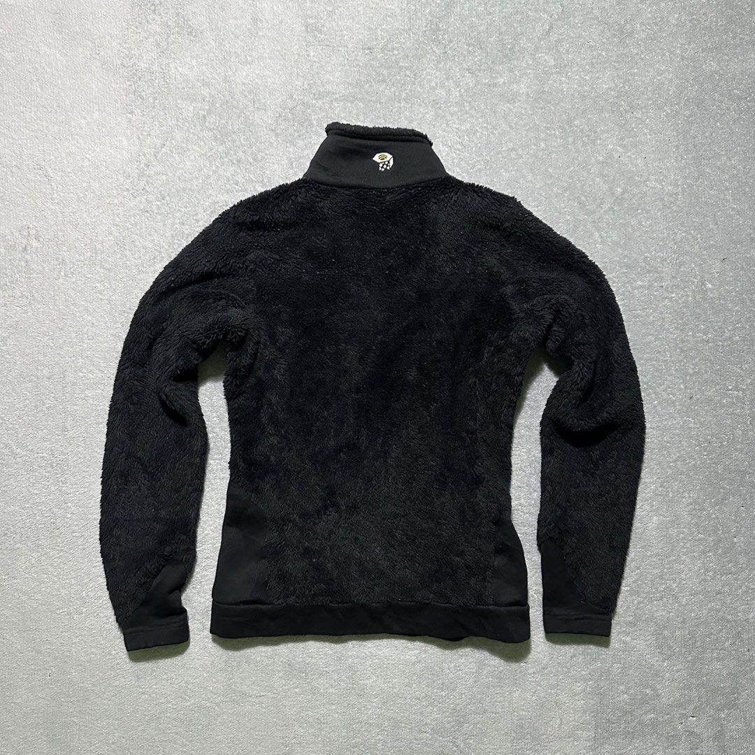 Mountain Hardwear Black Fleece Jacket (Category: Coats, Jackets and Outerwear) located in Villaverde. Submitted by bakatzy_secondhand_garments (Listing ID 1464437482, Image 2). Description: - Brand: Mountain Hardwear - Type: Black Fleece Jacket - Features: Full zip, multiple zippered pockets - Material: Soft and warm fleece - Ideal for: Outdoor activities or casual wear - Zippers: YKK.