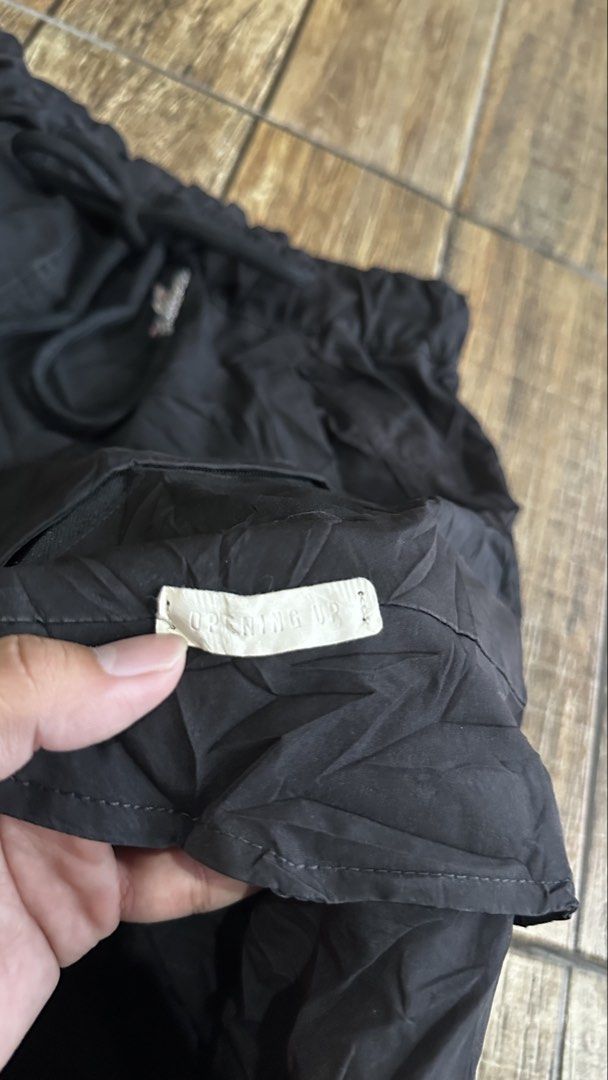 MULTIPOCKET SHORT (Category: Shorts) located in Manila. Submitted by urban-vintage_2 (Listing ID 1464541811, Image 2). Description: ISSUE: PAINT STAIN (NEED WASH) MOP :GCASH (NO COD) SHIP VIA: LALAMOVE & J&T LOCATION: PASIG CITY LENGTH: 27 WIDTH : 32-34.