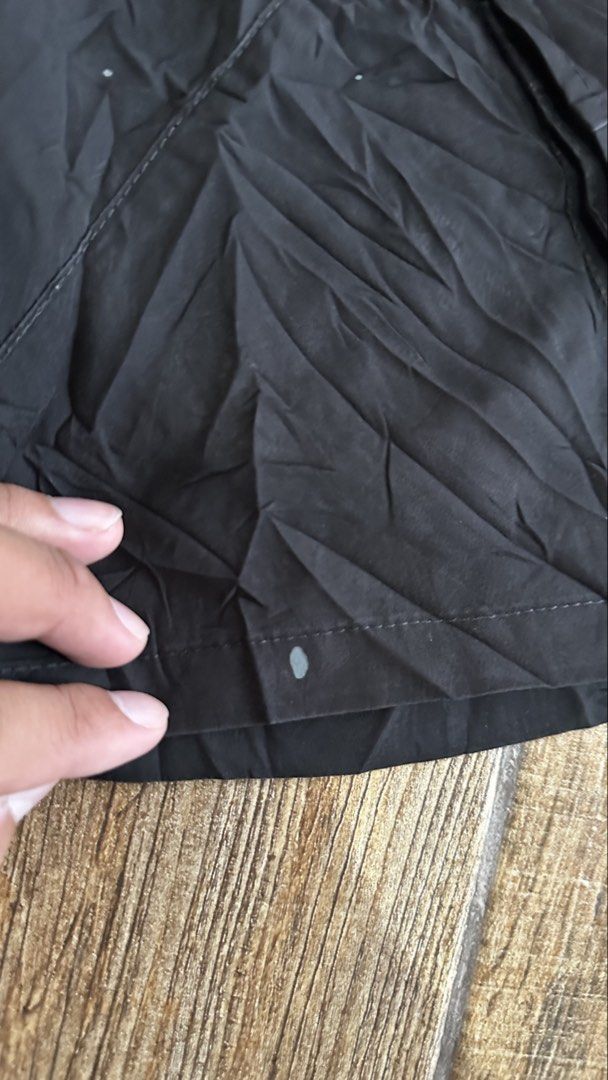 MULTIPOCKET SHORT (Category: Shorts) located in Manila. Submitted by urban-vintage_2 (Listing ID 1464541811, Image 3). Description: ISSUE: PAINT STAIN (NEED WASH) MOP :GCASH (NO COD) SHIP VIA: LALAMOVE & J&T LOCATION: PASIG CITY LENGTH: 27 WIDTH : 32-34.