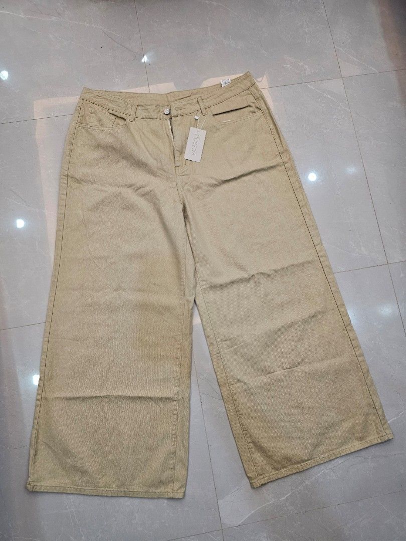 Musea Wide Leg Pants Beige (Category: Jeans) located in Manila. Submitted by john.tulalian (Listing ID 1464408620, Image 2). Description: - Musea wide leg pants in beige - Nice textured fabric - High waisted style - Button and zip closure - Pockets at the front - Perfect for casual wear or dressing up - Comfortable fit -Negotiable Price+Sf.